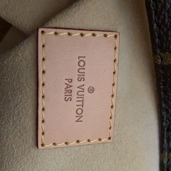 Louis Vuitton
Artsy Handbag Monogram Canvas Mm Hobo Bag - Picture 4 of 10